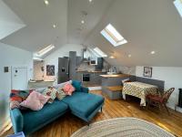 Stunningly Vibrant 1BD Flat Lower Clapton - B&B London