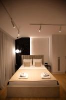 Studio Lit Queen-Size