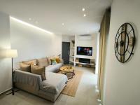 Floral Home 2 - 1st floor apt with private parking! - B&B Atene