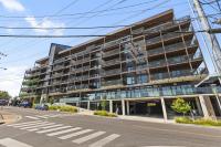 Luxury Penthouse with 2 Floors Pool Patio Gym Walk to Broadway - Chambres d'hôtes Nashville