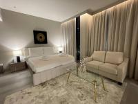 Studio Lit King-Size