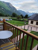 Ossau T2 5 personnes tt confort proximite du ski navette au village climatisation piscine juin a fin septembre linge de maison inclus au pied de la montagne parking - Bed and Breakfast
