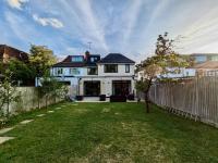 Charming Family Home with Private Garden - Ferienwohnung
