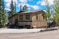 Snowghost Den-Luxury Ski In Ski Out Home Sleeps 9 with 3 Bedrooms 2 and a half Bathrooms and Private Hot Tub - Chambres d'hôtes Whitefish