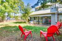 Screened Patio & Yard: Clemson Weekends/Lakes Stay - Bed and Breakfast Seneca