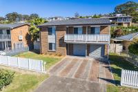 Hanks Corlette House, 49 Pantowora St - pet friendly, air con, boat parking, Wi-Fi - Chambres d'hôtes Carlotta