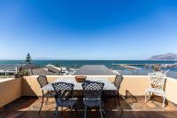 Panoramic views with terrace in heart of Kalk Bay - B&B