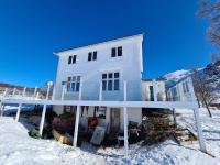 Peaceful property with spectacular sea view - B&B Leknes