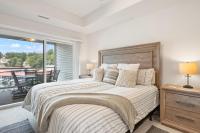 Emerald Escape, Luxury Waterfront Condo with pool - Bed and Breakfast Lake Ozark