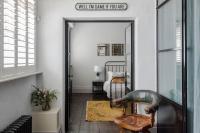 The Dream Factory - London Bridge- by Frankie Says - B&B Londres