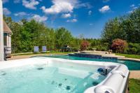 Maine Pondfront Home Sleeps 22 - Pool & Hot Tub - Chambres d’hôtes Sanford