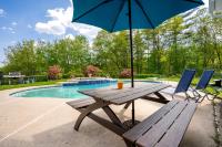 Maine Pondfront Home Sleeps 22 - Pool & Hot Tub - Chambres d’hôtes Sanford