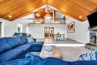 Maine Pondfront Home Sleeps 22 - Pool & Hot Tub - Ferienwohnung Sanford