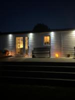 TheLittleHouse-By-The-Lake - B&B