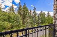 Outstanding Mountain Condo - Pool, Hot Tub & Waterslide! - Ferienwohnung Canmore
