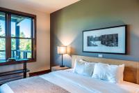Lakefront & Mountain View - 1 Bedroom Resort Suite - Chambres d'hôtes Lac-Supérieur