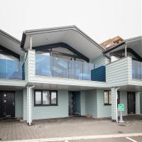 Seaside 3BD Retreat with Balcony & Stunning Views - B&B