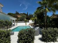 Marbella Bliss - Serenity 4-Bedroom VILLA with Exclisive HEATED Private POOL & Jacuzzi, Tropical Garden, Marbesa - Steps from the Cabopino Beach - Chambres d’hôtes Marbella