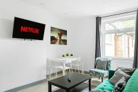Stanion Luxurious 3 Bedroom Modern House Northamptonshire, Double, Twins, Single, Free Parking, Free Wi-Fi, Pets, Up to 8 Sleeps, 4 Smart TVs - Chambres d'hôtes Corby
