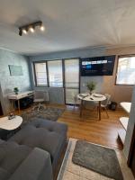 1-Bedroom apt - BathTub - 10mins from SkiLift Gondola - freeWiFi - WorkDesk - Central Heating - Full Kitchen at Edelweiss - Bed and Breakfast Bansko