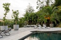Avemore Manor House wood fired hot tub magical views and full Backup power - B&B Stellenbosch