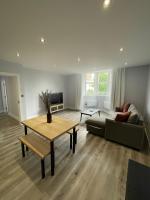 Square Flat - Modern - En-Suites - 6 Guests - B&B Abingdon