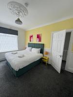 3BR Home - 3 Beds, 1 Bath - Sleeps 6 - New Year Availability - Bed and Breakfast Gateshead