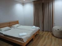 Tweepersoonskamer met 2 Aparte Bedden en Eigen Badkamer