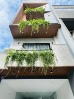 Habitación con cama extragrande y vistas al lago