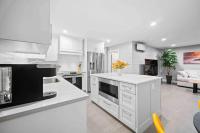 NEW! - Bright Modern Entire Unit KING BED! - Bed and Breakfast