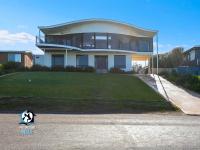 Architect Designed Beach House with Sweeping Views - B&B