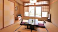 Im japanischen Stil eingerichtetes Zweibettzimmer mit Gemeinschaftsbad
