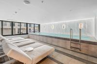 High-Rise Inner-City 2-Bed with Sauna, Gym & Spa - Ferienwohnung