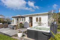 Tahatai Cottage with Spa Pool - Oneroa Village - B&B