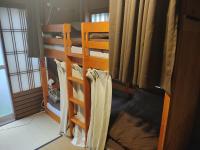 Cama en habitación compartida con 4 camas