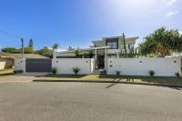 Pet friendly Luxury stay walk to beach - B&B
