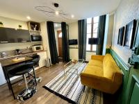 Studio " Les Coulisses" Verdun Centre - Parking Moto et Vélo - WIFI - Couchage 1 GRAND LIT - Géré par PrestaZen'Services - Chambres d'hôtes Verdun