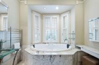 Mesmerising 3BR Home Cinema Room Spa Bath - B&B Sydney