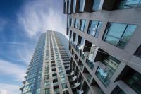 Spacious 2 Bedroom plus Den, 2 Bath, Sleeps 5 with Balcony and Lakeview Downtown Toronto Condo - B&B Toronto