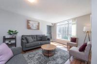 Spacious 2 Bedroom plus Den, 2 Bath, Sleeps 5 with Balcony and Lakeview Downtown Toronto Condo - B&B Toronto