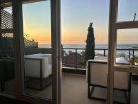 Zimmer mit Kingsize-Bett und Meerblick