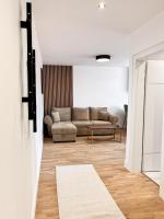 November Apartment - Newly Renovated Central Apartment near Theatre, Old Town - Chambres d'hôtes Braşov
