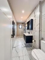 November Apartment - Newly Renovated Central Apartment near Theatre, Old Town - Chambres d'hôtes Braşov