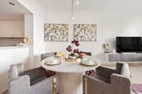 Luxury 2BR Burj View with Pool Walk to Mall & Metro Dining Shopping - B&B Dubai