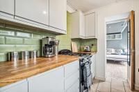 Large 3BDR House By Vista Stays Short Lets & Serviced Accommodation Glasgow With Pool Table & Free WiFi - B&B Manchester