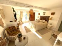 Suite con cama grande y balcón