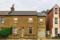 5 Bed 2 Bath House By LiveStay Short Lets & Serviced Accommodation Isleworth with Private Garden & Jacuzzi - B&B