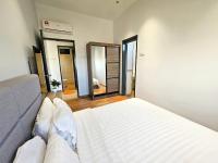 Urban Modern Design Two Bedroom Apartment (Full Lake and City View)