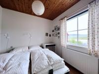Charming 3-Bedroom Home with Stunning Fjord Views - Chambres d'hôtes Tvøroyri