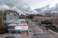 Modern Studio Apt with Rooftop, Gym, and Parking - B&B Milwaukee
